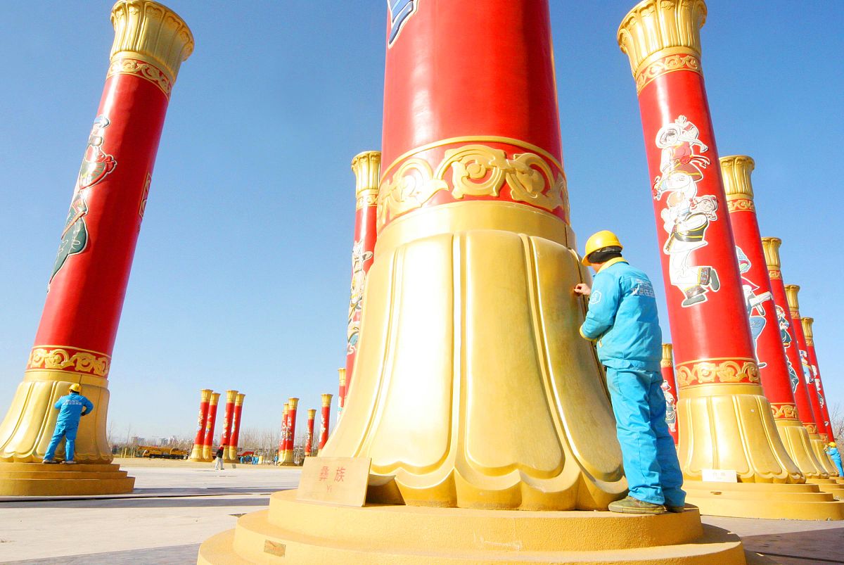 围绕模拟民族团结提案参照提案模版从存在问题、原因分析、提出建议三个方面来进行汇报工作