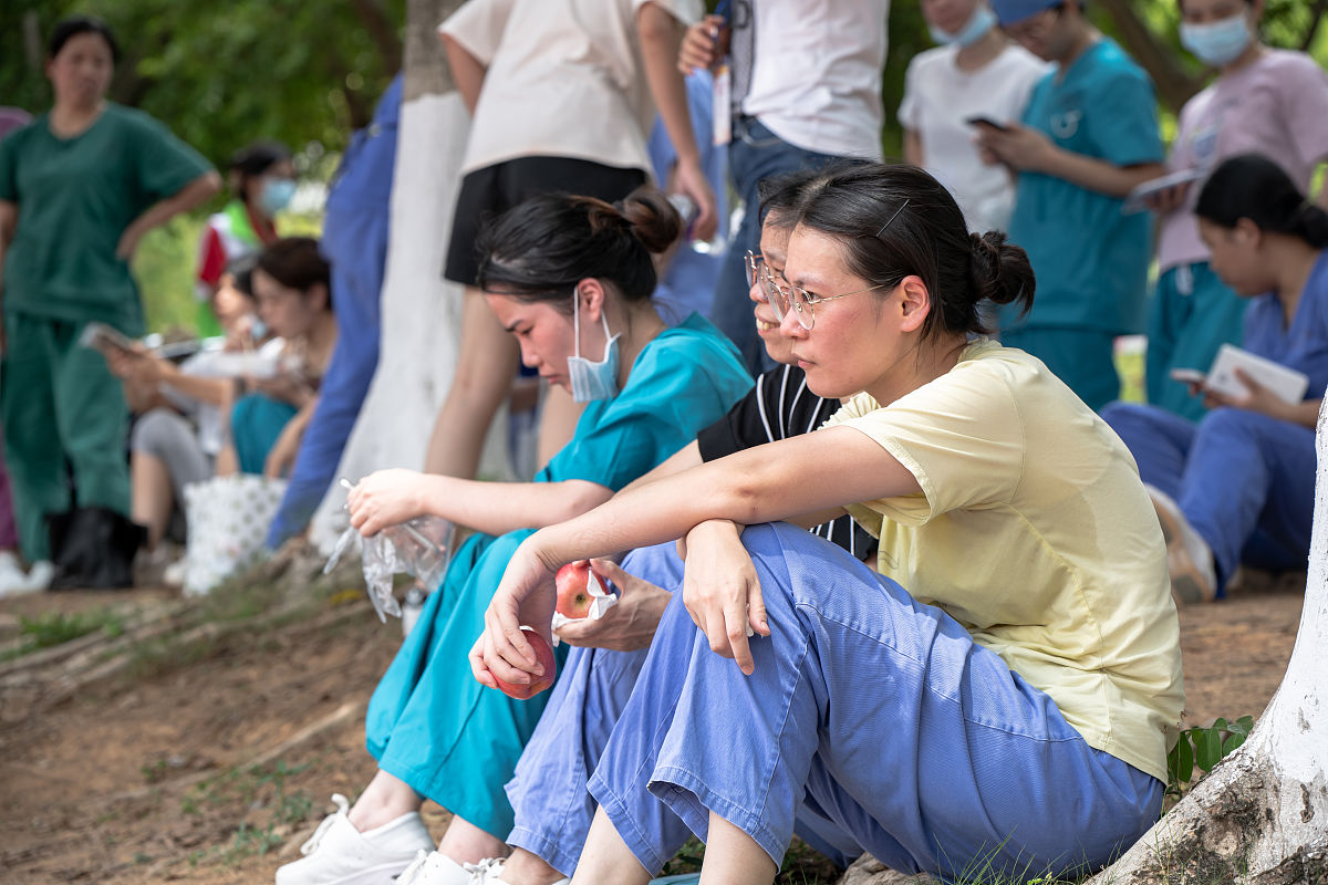 2020年6月21日,广州华商学院开展第二次全员核酸检测,医护人员在坐着