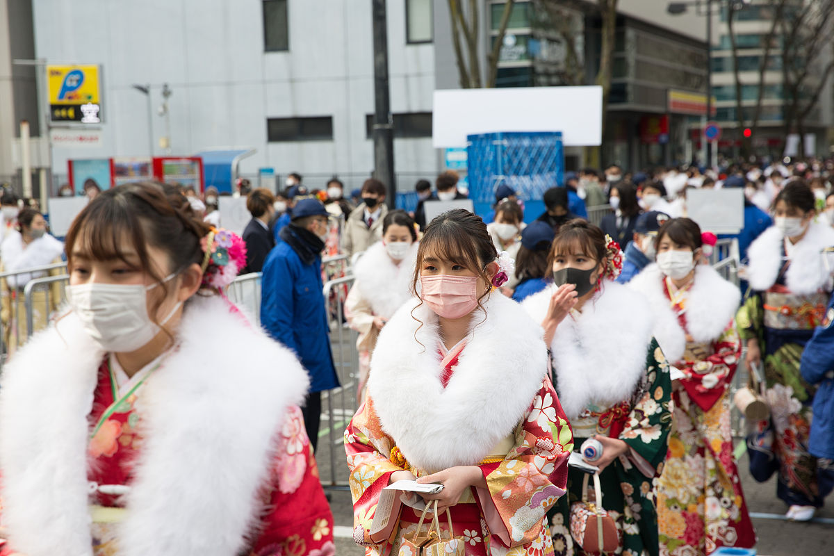 当地时间2021年1月11日,日本横滨,当地少女们盛装庆祝"成人日".日本迎