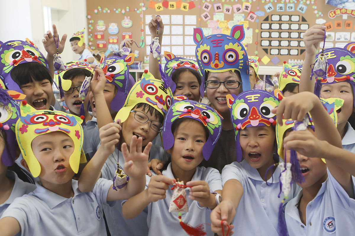 2019年6月5日,浙江嘉兴,桐乡市濮院茅盾实验小学,学生们在老师指导下