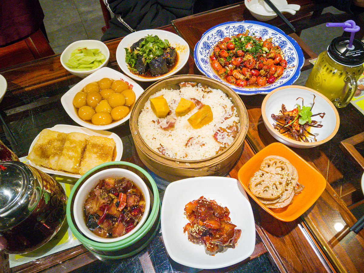 吃饭皇帝大土家菜：土家风情，美味佳肴，服务周到！