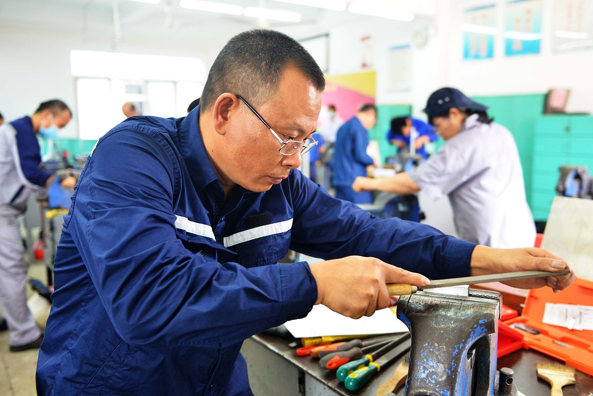 钳工职业：优势与劣势分析