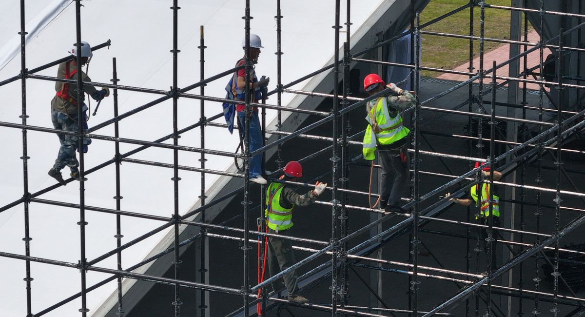 以下这段话如何换成另一种中文方式表达？对临边及洞口的高处作业必须设置防护措施包括：基坑周边、未安装栏杆或栏板的阳台、料台与挑平台周边雨蓬与挑檐边设置防护栏杆如图87防护栏杆图所示。分层施工的楼梯口和梯段边安装临时护栏；顶层楼梯口随工程结构进度安装正式防护栏杆如图88临时楼梯护栏图所示。脚手架等与建筑物通道两侧边设置防护栏杆地面通道上部设安全防护棚