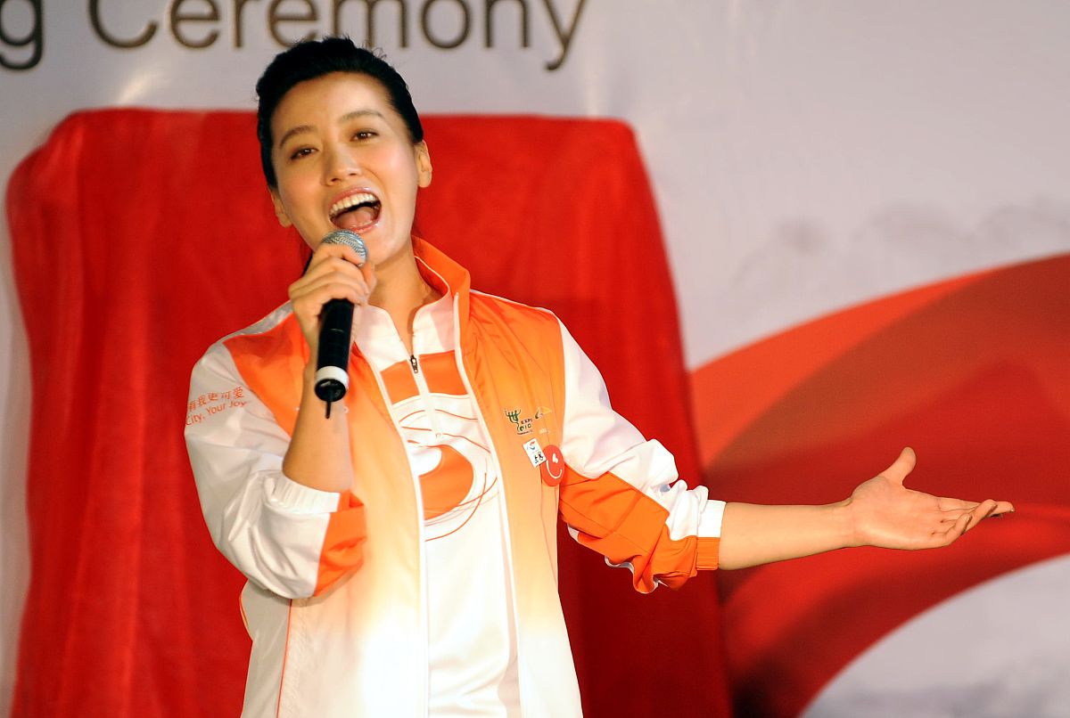 2010年3月16日,北京,中国2010年上海世博会志愿者主题歌《世界》mv开