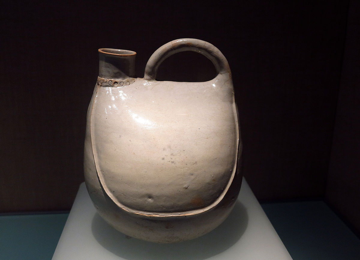 2014年09月13日,白釉鸡冠壶,辽代,首都博物馆文物展.