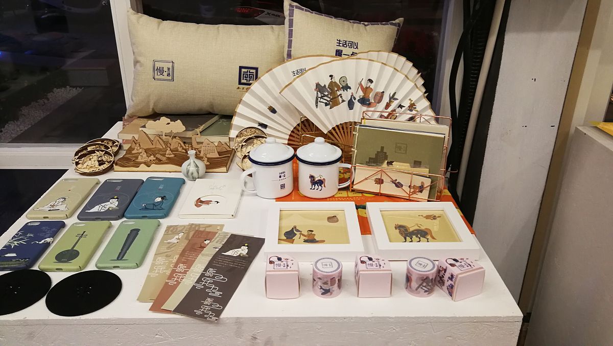 你现在是一名出色的产品设计师，请你帮助将要毕业的大四设计系学生设计一款结合中国大唐文化结合大唐文化精神内核的成熟产品