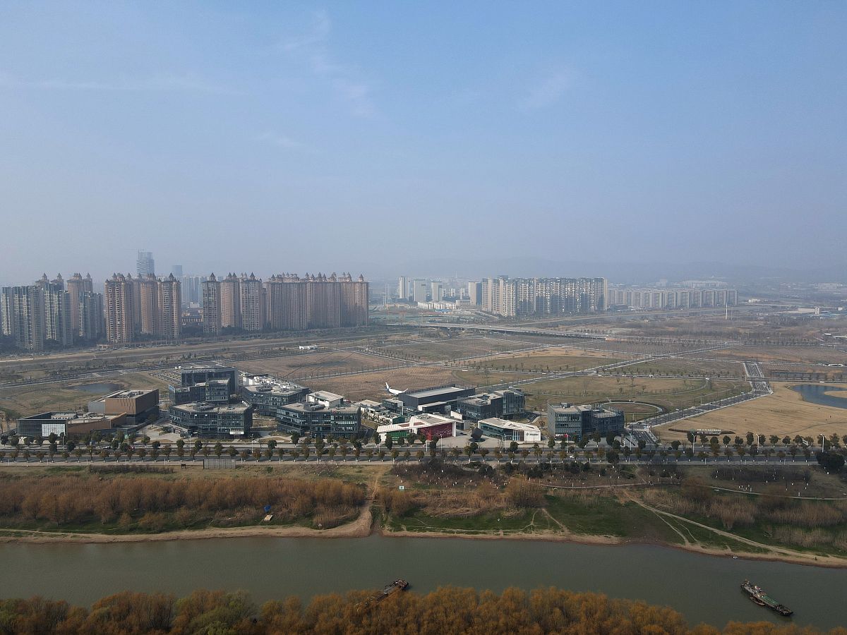 2021年2月16日,江苏南京,无人机拍摄的南京江北新区中央商务区扬子江