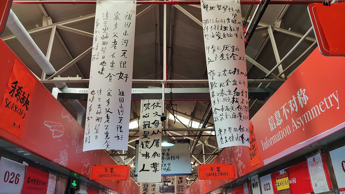 2021年5月5日,北京三源里菜市场成了"民以食为天"的展厅,近百幅著名艺