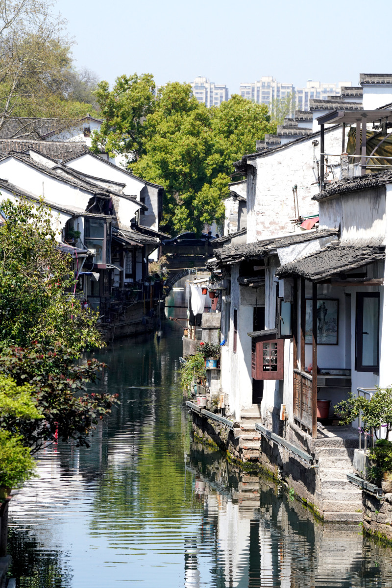 **台州ⷥ䩥𐺦˜Ž岩古寺** 这处悬空寺庙,隐藏在空山幽谷之中,瀑布