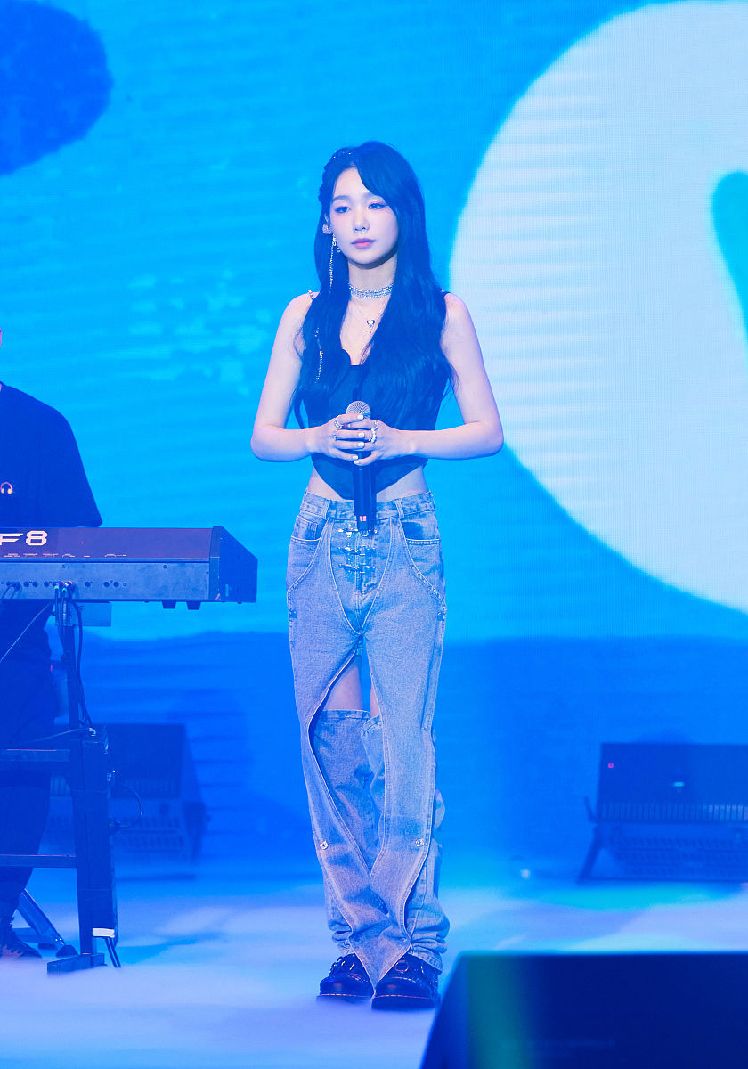 2021年8月20日,上海,徐梦洁亮相qq音乐雪碧酷爽音乐节并拍摄写真.徐梦