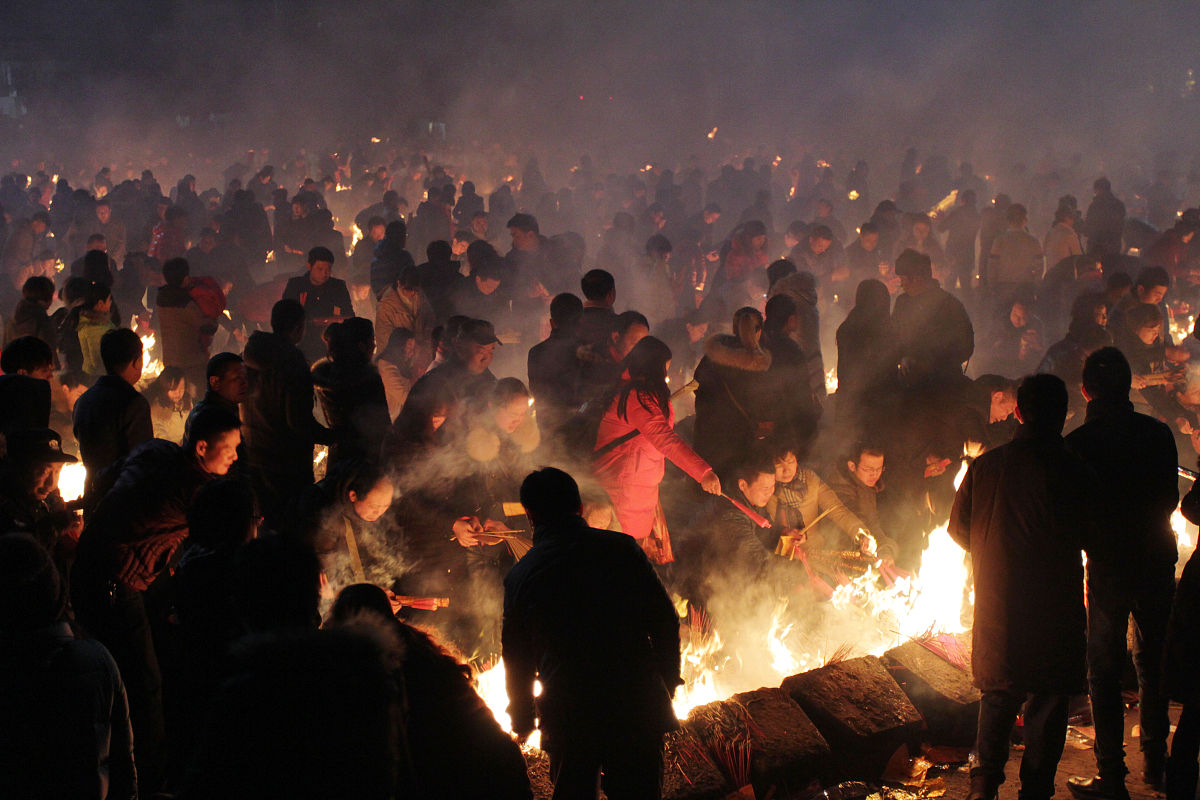 婆罗摩火山神山祭典：祈求火山安宁与丰收的日本传统庆典