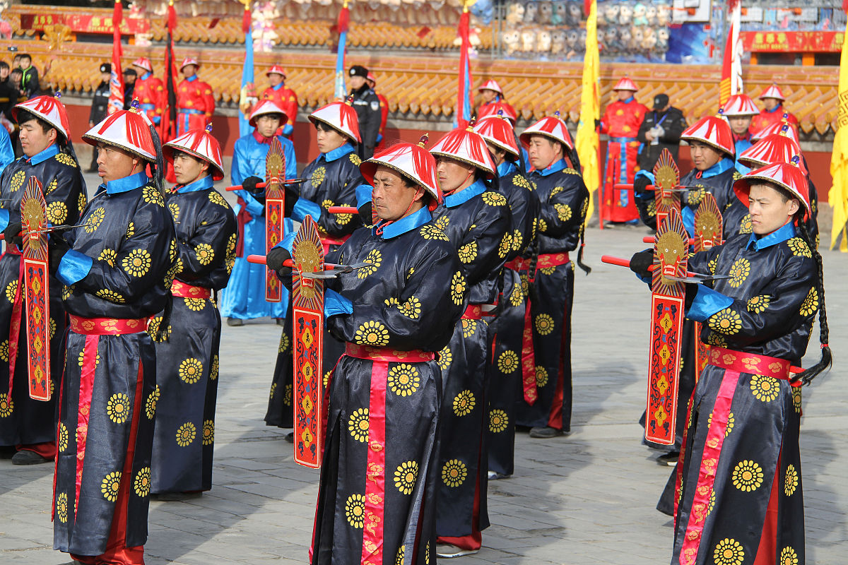 2018年2月20日,北京,演员们在北京地坛庙会上进行仿清祭地表演.