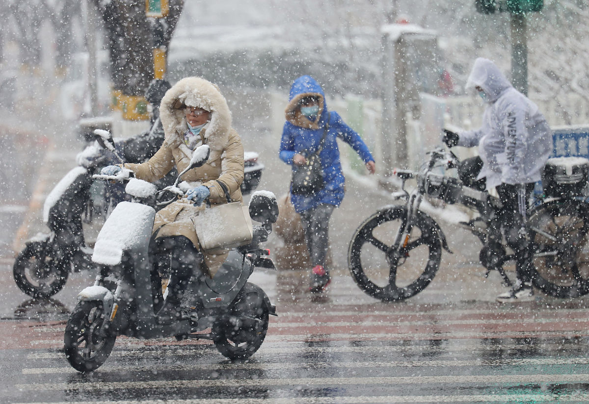 2022年3月18日,北京,受冷空气影响,北京迎来降雪天气,城市换银装,市民
