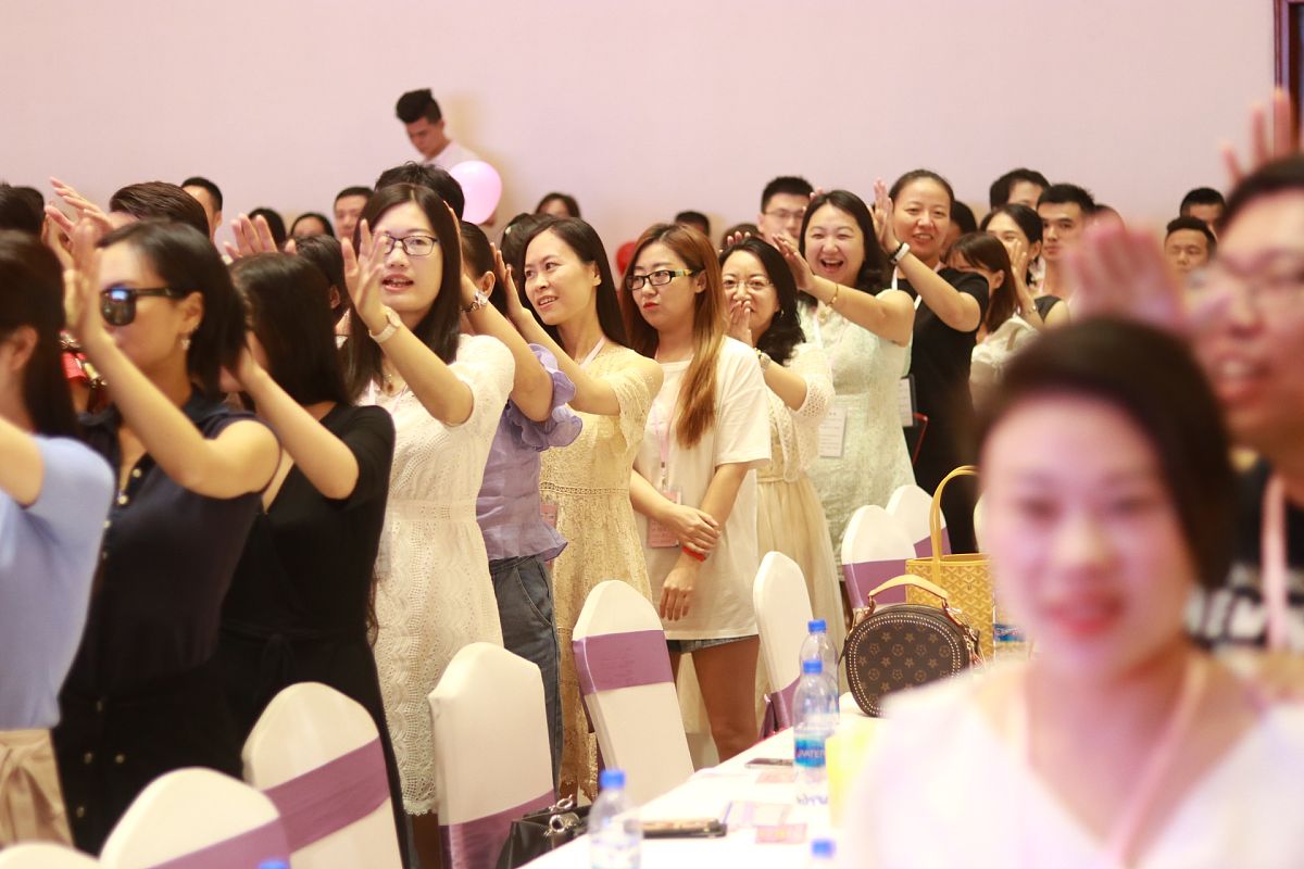 给我一篇关于当化妆师需要什么学历化妆师好就业吗的500字文章