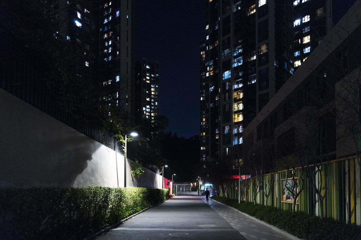 2019年2月16日,深圳上水径万科麓城里的一条归家路,夜幕中的万家灯火