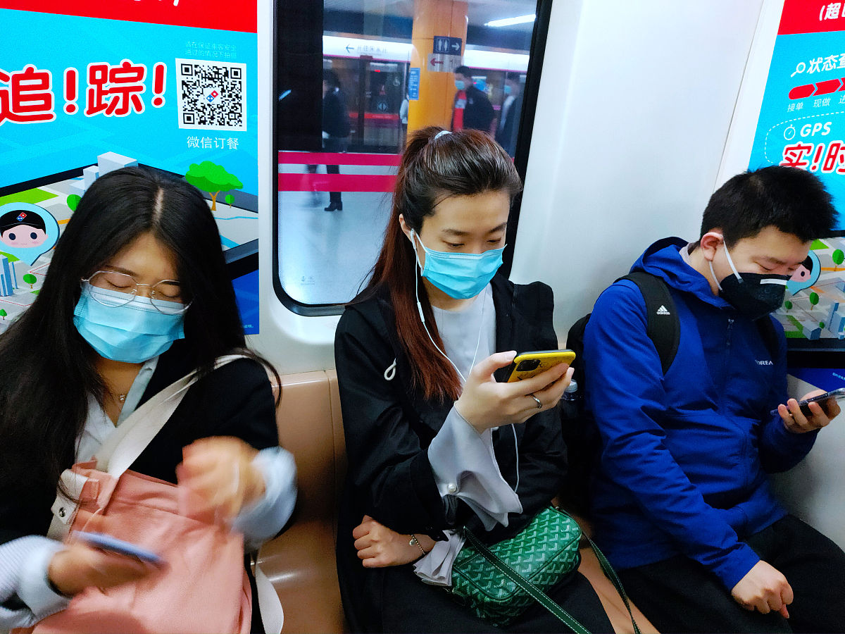 取个类似这个标题：乘坐地铁已不用戴口罩？多地地铁部门：不强制但建议佩戴