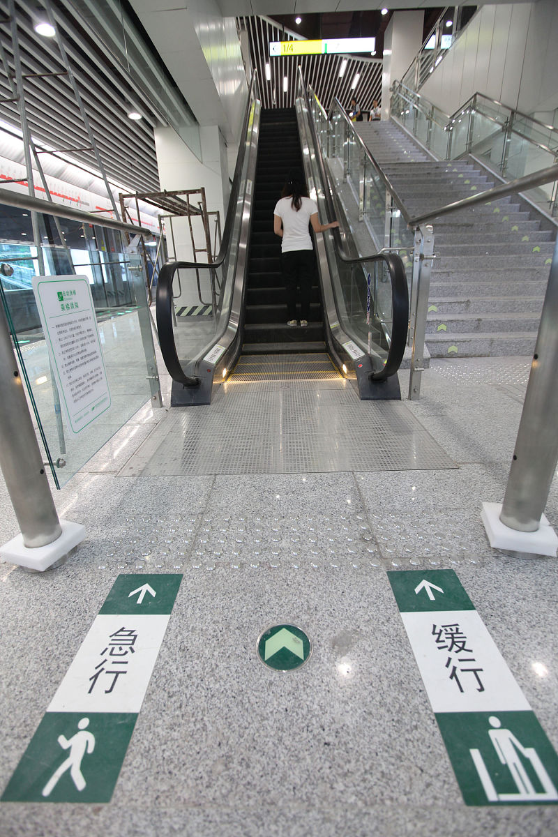 2011年7月,探访重庆地铁一号线.  地铁一号线一期包括朝天门,小什字,