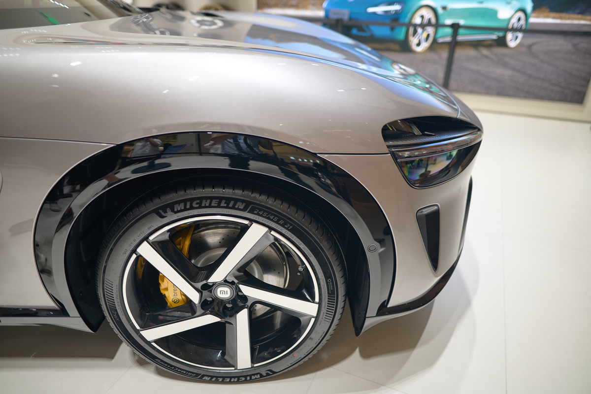 Corona基础尾部如果设置到1材质会产生什么？ A非常哑光 么变化 B非常光泽 C非常粗糙 D不产生变化为什么不是B