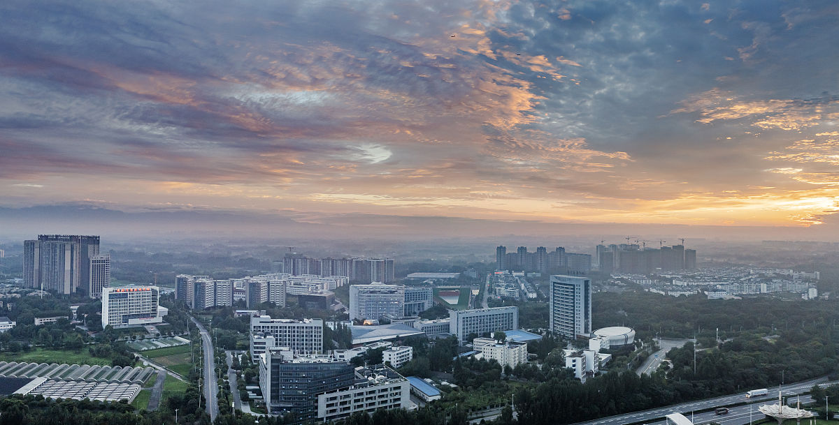2021年7月11日早晨,成都市温江区,朝霞满天,云雾缭绕,美景如画.