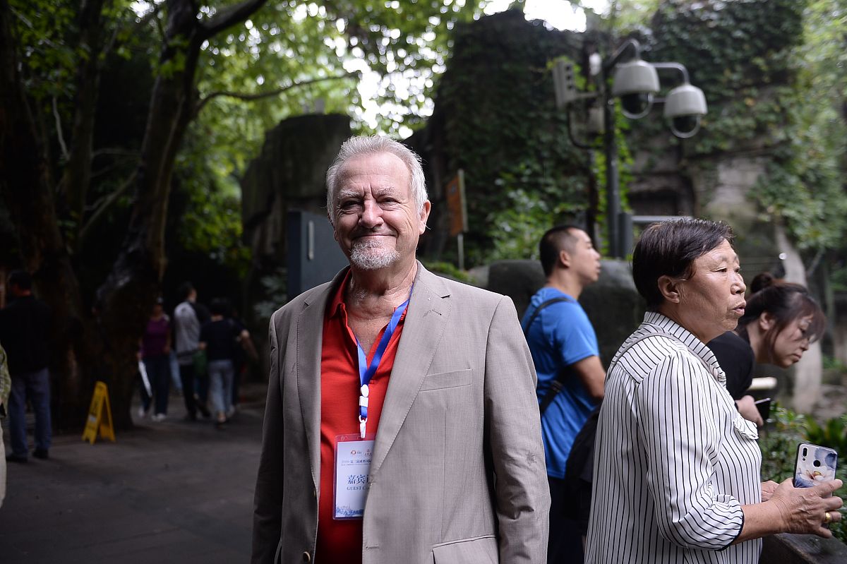 2019年9月5日,成都,诗歌周活动上,来自全球的众多诗人在宽窄巷子内采