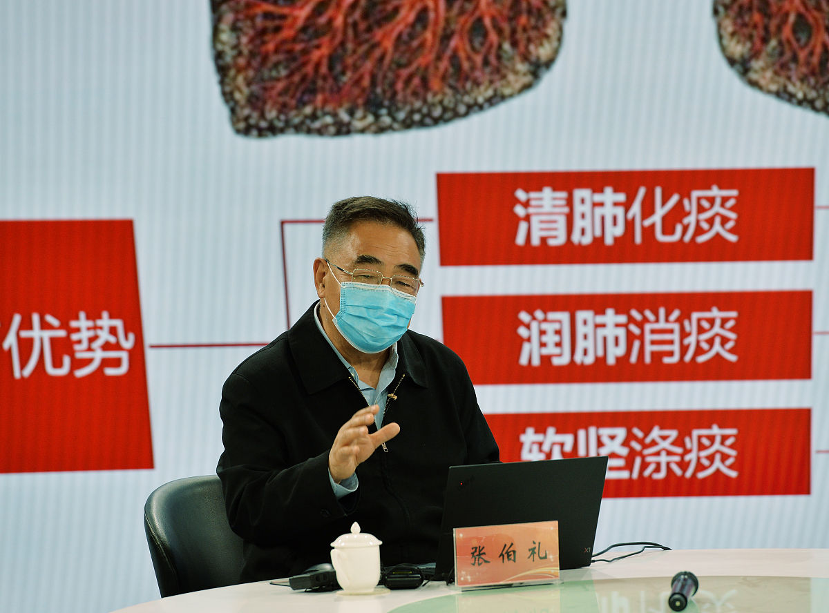 根据下面的话题写一篇500个字文章新冠疫情已经持续了三年给全球人民的生活和健康带来了巨大的影响。在这场抗疫战争中中国的防控措施得到了国际社会的广泛认可和赞扬其中一个重要的手段就是佩戴口罩。然而随着疫情的缓解和疫苗的普及人们对于是否还需要戴口罩有了不同的看法。近日中国著名呼吸病学专家、中国工程院院士钟南山在一次会议上发表了自己的观点。钟南山表示戴口罩是过去三年预防病原体感染的有效手段但疫情发展到现阶