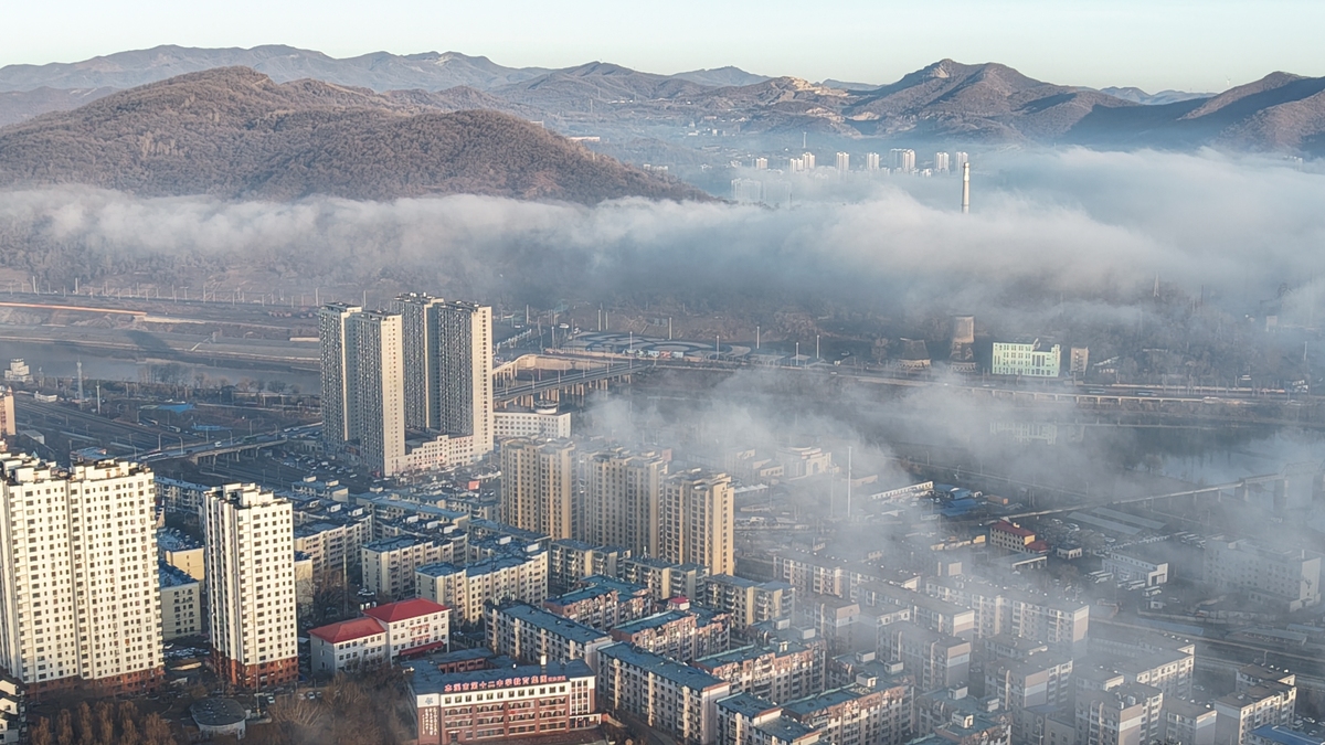 2026年3月30日,辽宁<strong>本溪</strong>,航拍城市云海,楼房建筑若隐
