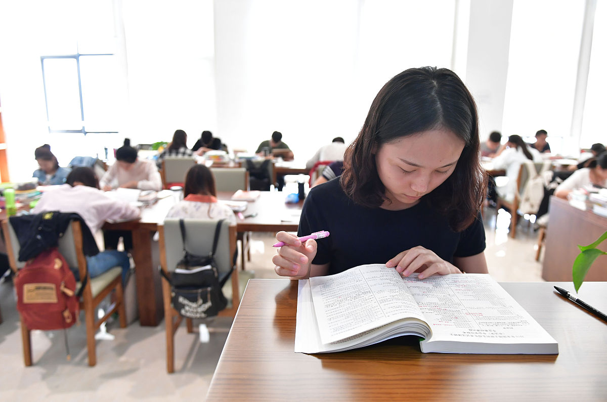 2017年9月22日,郑州,阅览室内认真学习的大学生.