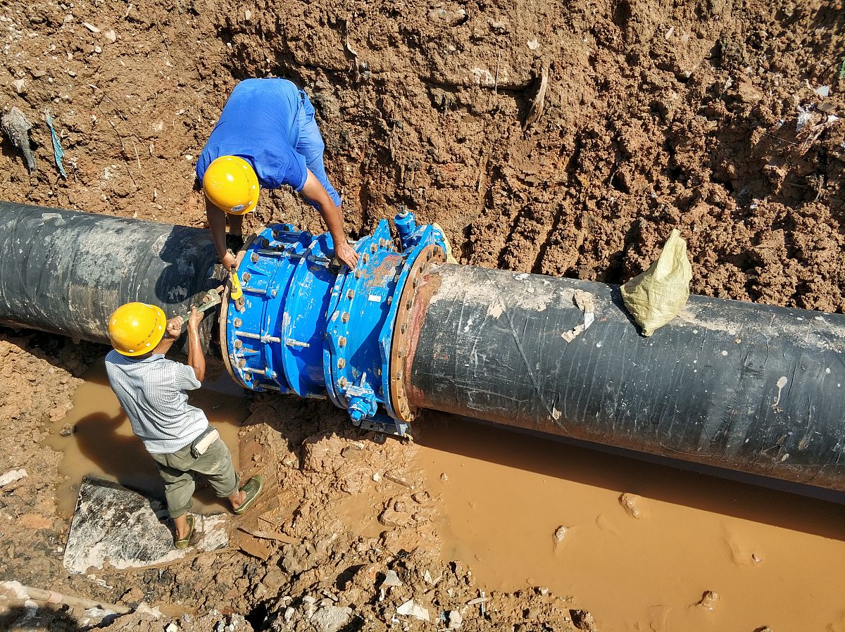 关于绿色家园小区天然气管道泄漏治理过程中管道防腐和保护措施写成一段话的形式。