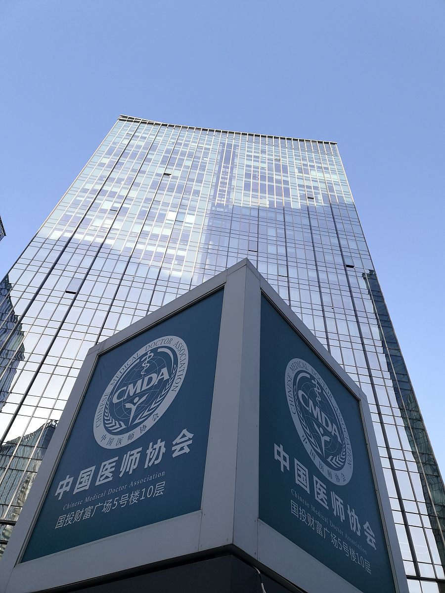 你正在写一篇成都美容医院排名前三有哪些中文文章每一行必须使用p标签。回答内容必需精简并且专业性要高字数必须控制在200-300字结构必须符合SEO优化。