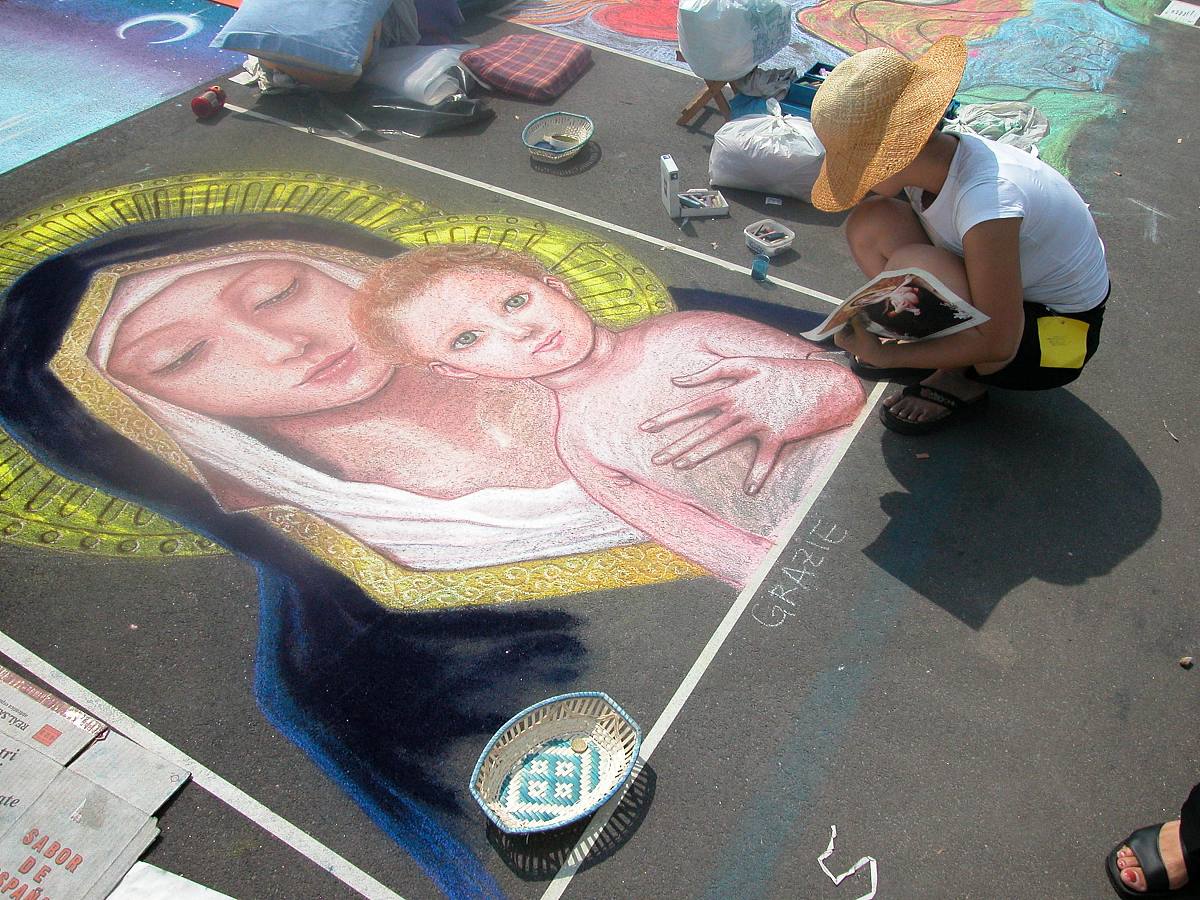 2011年8月15日,意大利曼图亚,一年一度的第39届街道绘画节上,来自世界