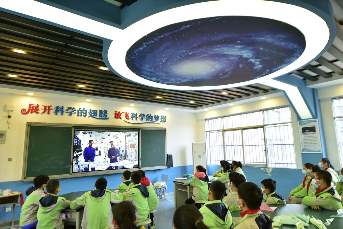 请对比一下成都市青羊二区的几所小学的优劣势