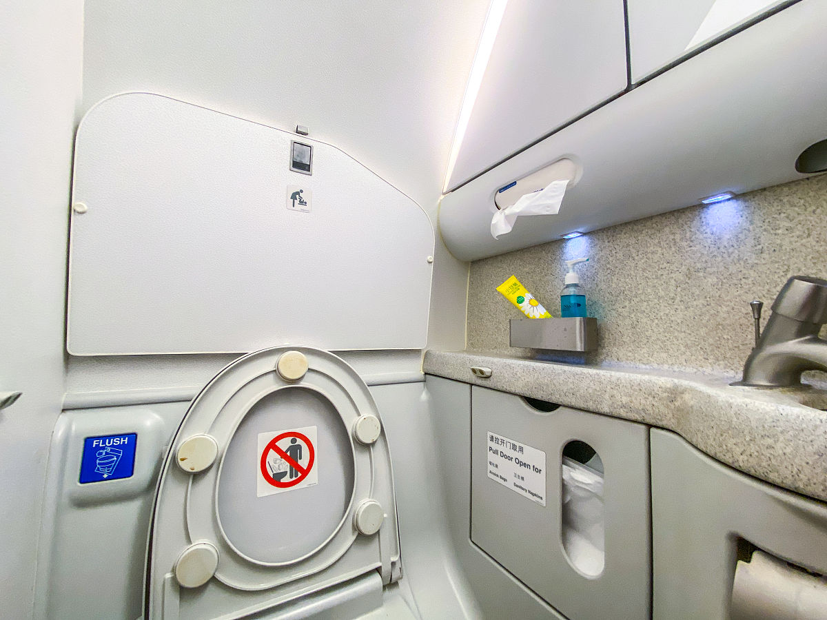 机务人员高效疏通飞机厕所，提升旅客舒适度