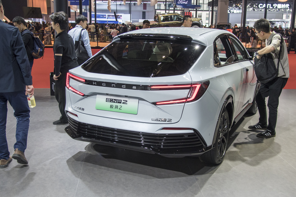 写一篇关于秦plus dmi 2023冠军版的评测文章，内容要求： 以2023年1-2月油车汽车销量背景开头，新能源车销量的现状，突出混动的重要性，之后详细介绍，各个版本价格和续航以及配置区别、内饰介绍（包括 车机以及系统、座椅辅助功能和材质、天窗、变速箱、音响厂家、后备箱容量）、内饰插图，内饰颜色和配置详情，外观配色、外观介绍，刹车配置，悬架型号和厂商，底盘详情介绍，发动机配置，电池配置详情，混动系统平台和与上一代区别，外观设计，动力介绍，油耗评测，续航，驾驶模式