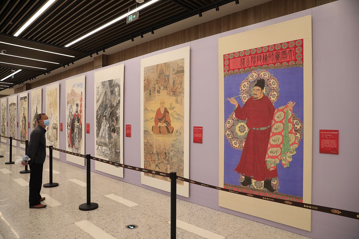 2021年9月26日,西安易俗社文化街区,《文脉秦韵·在长安》画展吸引着