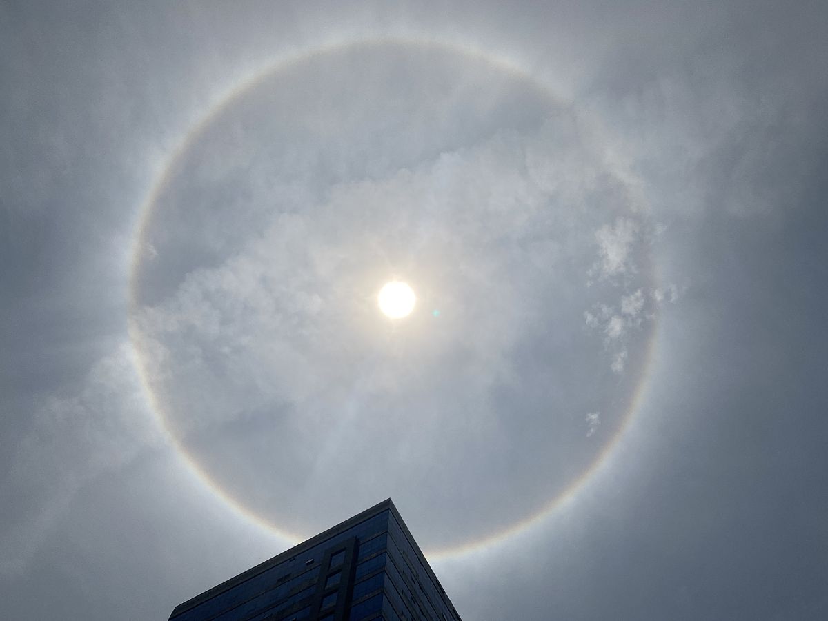 2021年4月30日,广州,城市上空出现日晕景观.