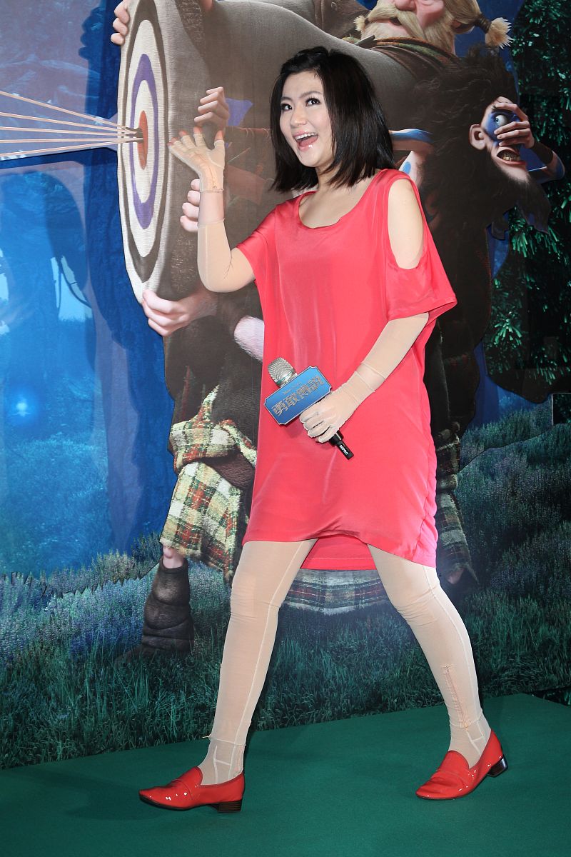 请续写下面的文章要求故事完整情节跌宕起伏文笔优美生动富有浪漫主义美感文章如下：有时五月也会飞雪。这并不是耸人听闻。因为此刻的我便行走在那纯粹的白色之中。轻盈的雪花从天空慢慢地飘落下来我伸手去接想看一看所谓的雪花究竟长什么样。可它却不怎么配合在触碰到手掌的那一瞬间就融化成冰冷的液体了。透过它我能清楚地看见肌肤的纹路像蜈蚣一样遍布于我的掌心让人很不舒服。于是我迈开腿伴随着脚下窸窸窣窣的声响继续向前走去