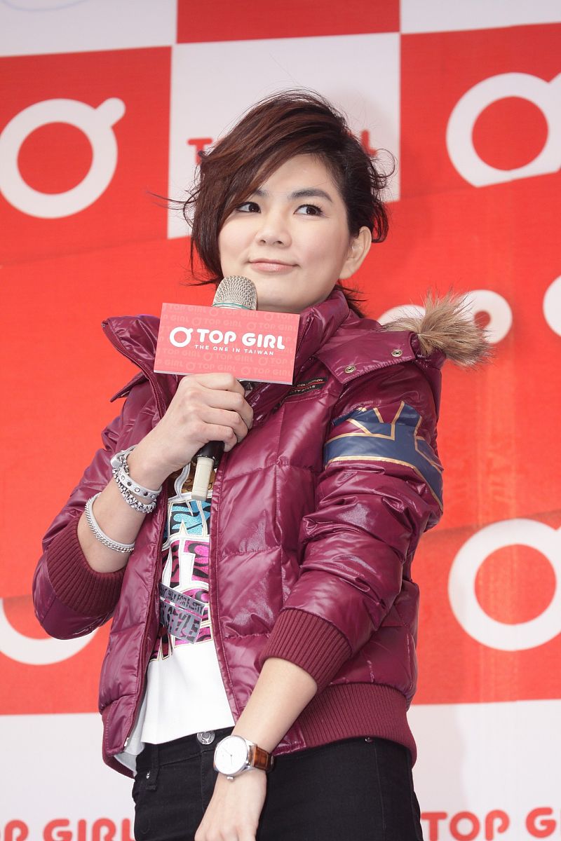 2011年12月18日,台北,s.h.e为品牌服饰担任代言人.  ella+++_+++代言,