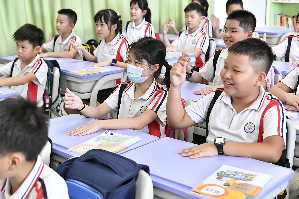 请你以座位为题以一个初一学生的视角写一篇600字左右的作文讲述一个与座位有关的故事并借此故事引发一些思考同时故事里的主要人物只能有这个初一学生