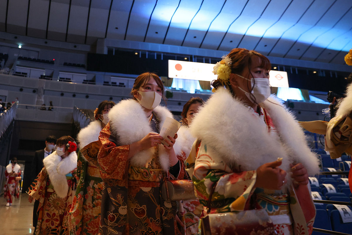 当地时间2021年1月11日,日本横滨,少男少女穿着和服参加成人礼.据悉,