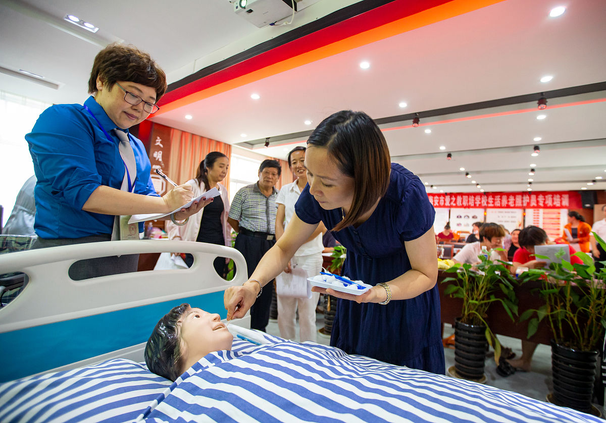重庆护理学校临床医学专业要考执业医师证需要什么条件？