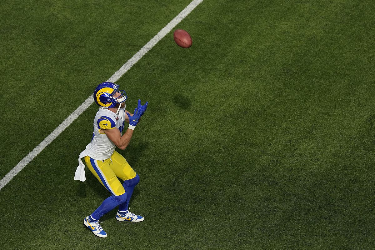 los angeles rams wide receiver cooper kupp (10) warms up before 