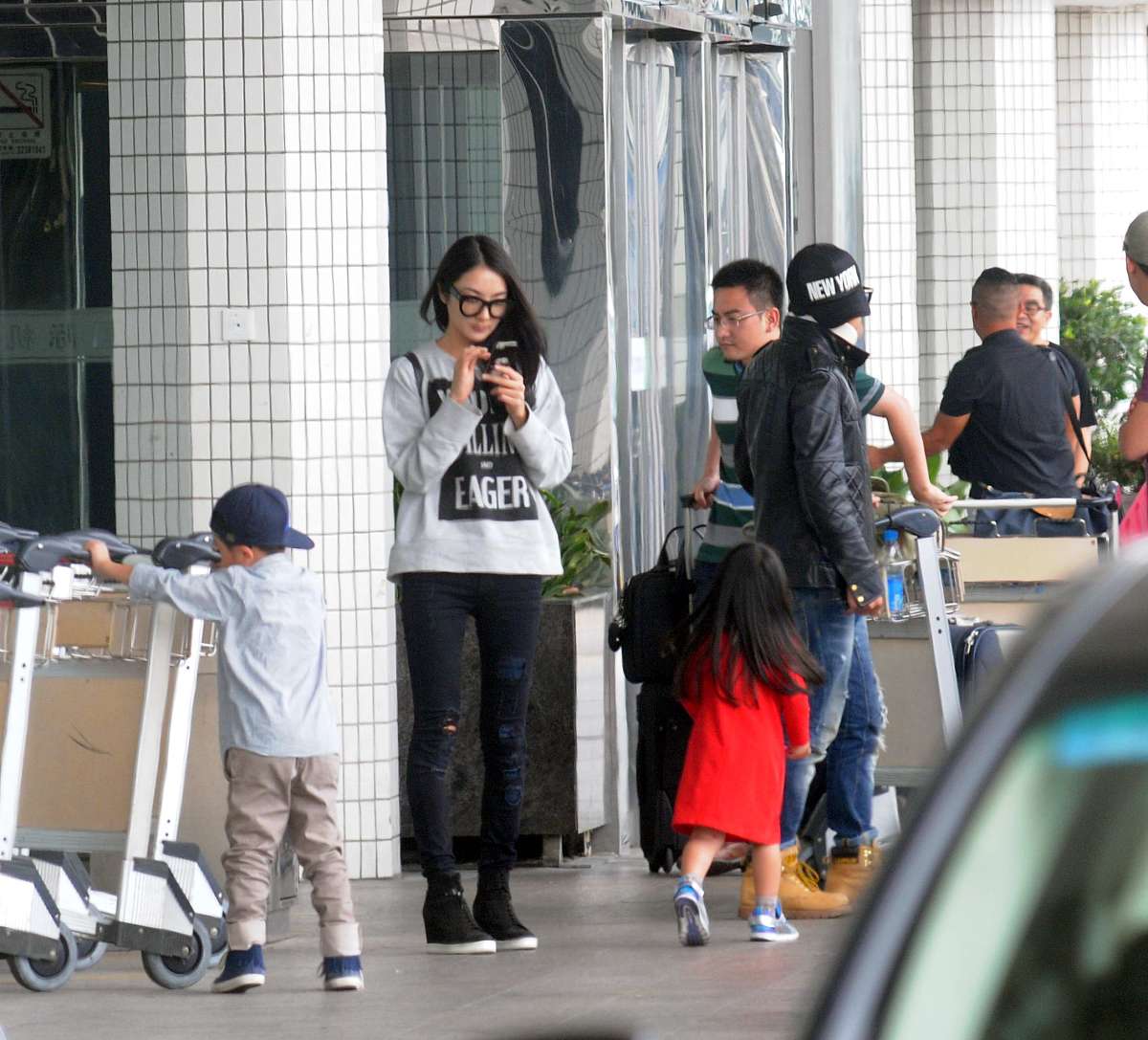 2014年11月01日讯,上海,早前,曹格一家四口出现在商会虹桥机场.曹格一
