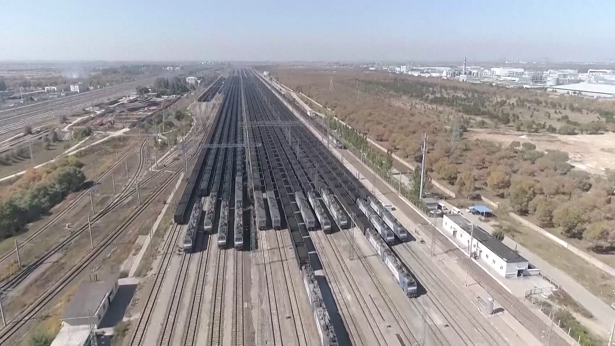 我想知道通过铁路从山西大同运煤到湖北武汉的费用该如何计算？这段距离大约是1600公里如果要挂火车专列一次最少需要拉多少吨货物呢？费用怎么算呢？需要去哪些部门申请手续呢？