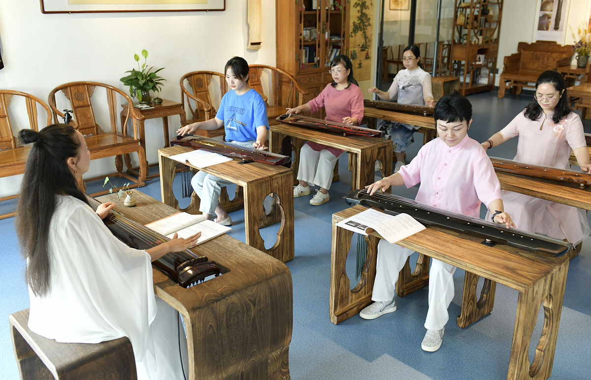 2020年6月6日,在贵州省遵义市一古琴培训机构,学员们在学习古琴弹奏技