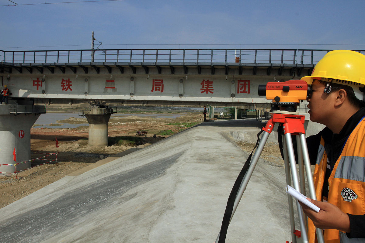 2010年10月12日,经过50多天紧张的抢建,在先后进行拆除残桥,巧建墩台