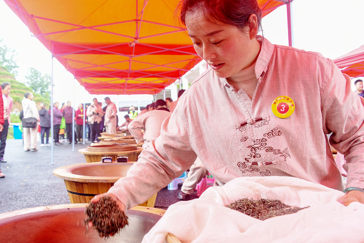 证明：14场比赛中至少有6场包含12个不同选手