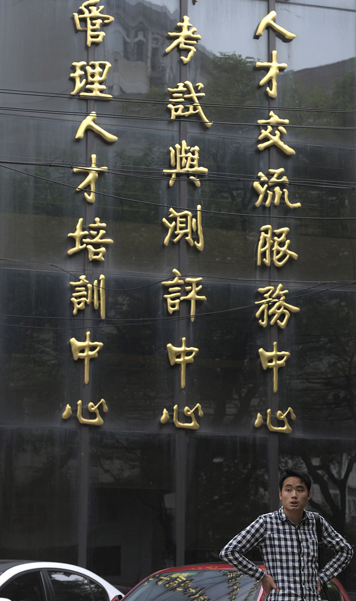 2、苏轼写的一首诗《题金山寺回文本》： 潮随暗浪雪山倾远浦渔舟钓月明。桥对寺门松径小槛当泉眼石波清。迢迢绿树江天晓霭霭红霞晚日清。遥望四边云接水雪峰千点数鸥轻。轻鸥数点千峰雪水接云边四望遥。清日晚霞红霭霭晓天江树绿迢迢。清波石眼泉当槛小径松门寺对桥。明月钓舟渔浦远倾山雪浪暗随潮。试编写程序判断以上诗句是回文。