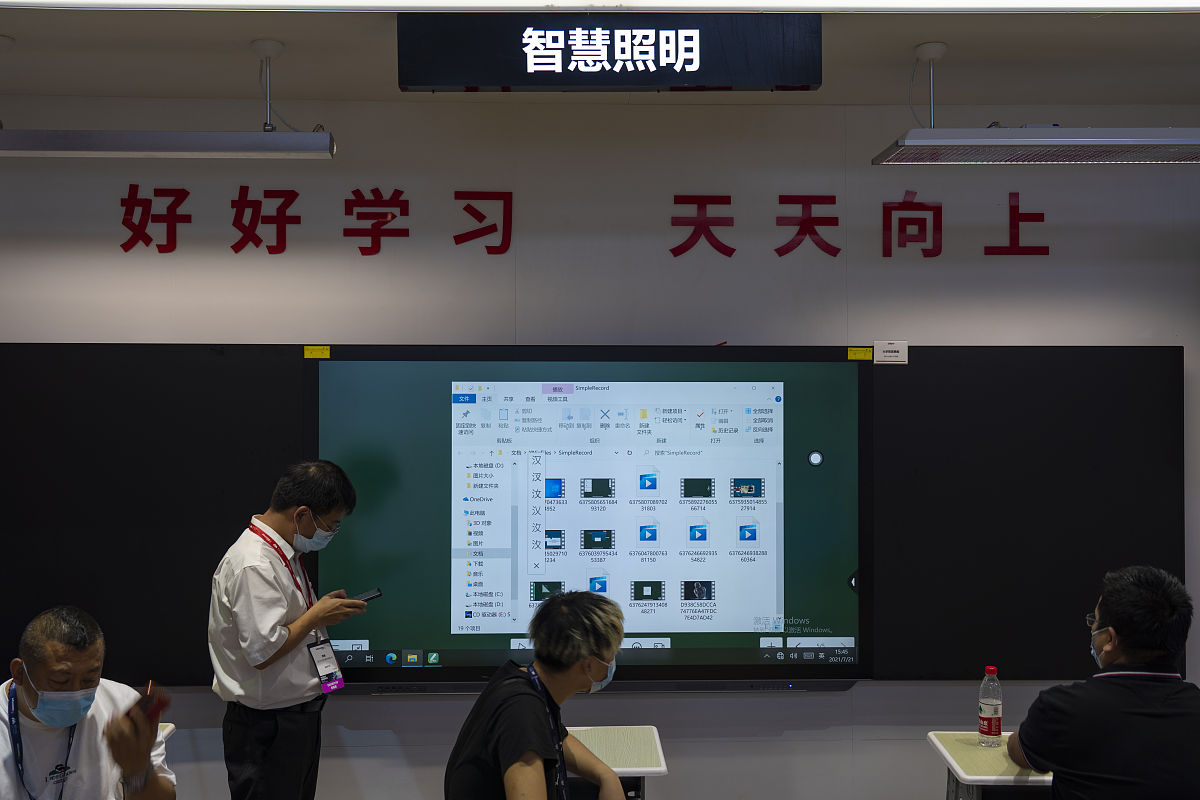 智能教学设备：数字化录播、擦黑板、课桌与自动吸尘装置