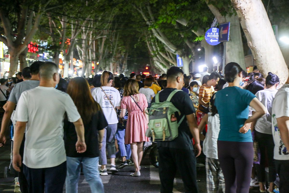 2020年6月1日,郑州健康路夜市复市,前来逛街的市民熙来攘往,而商户则