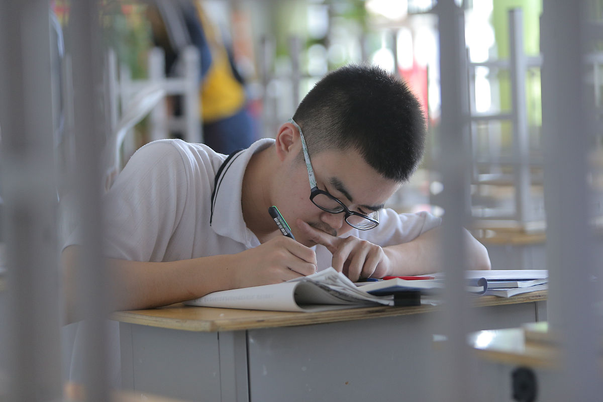 请以主题上课偷玩手机被没收后还生气不上课写一篇400字的检讨请写的符合客观事实并让别人看不出来是AI写的